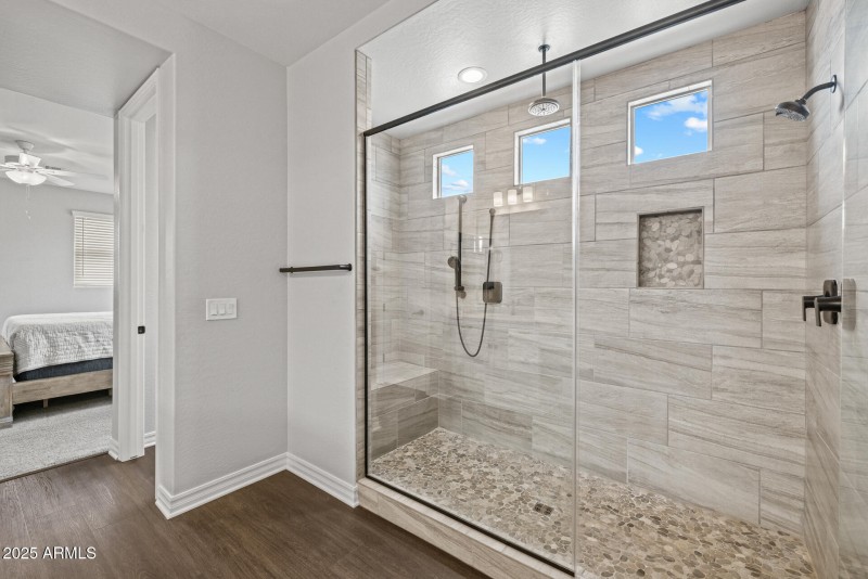 21)MASTER BATH UP