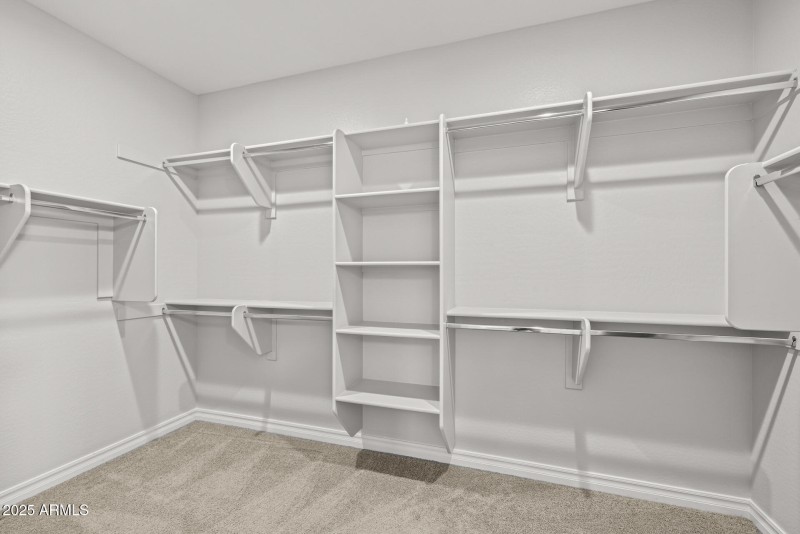 28)MASTER CLOSET