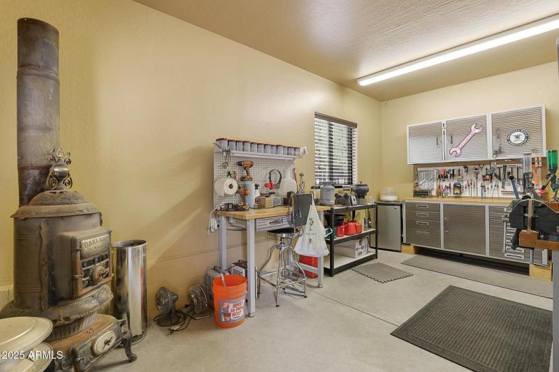 Int garage with workshop room