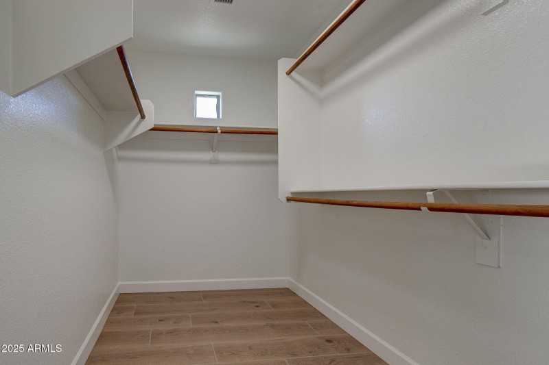 WALK-IN CLOSET
