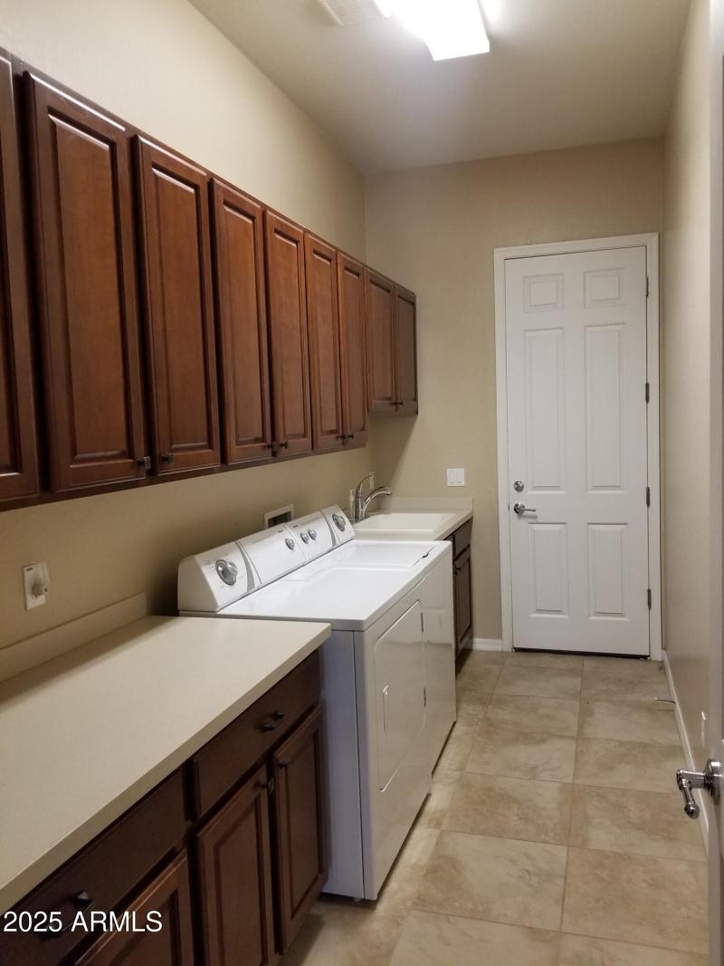 26824 W Potter Dr - laundry room