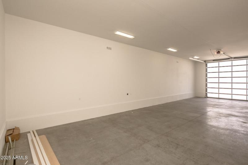 Labyrinth Garage - No 4/5 Bed