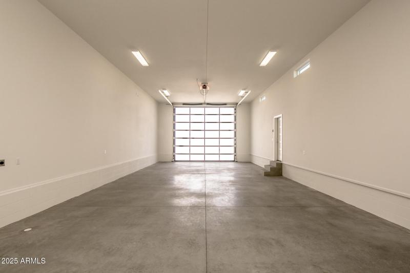 Labyrinth Garage - No 4/5 Bed