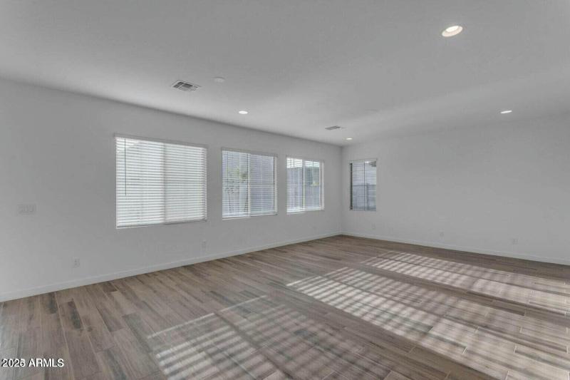 6434 N 17th_Living_1