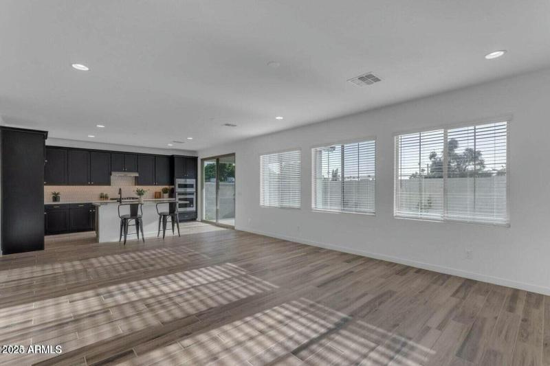 6434 N 17th_Living_2