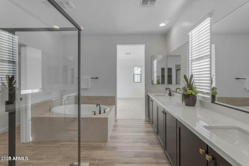 6434 N 17th_Upstairs_Primary_Bath_1