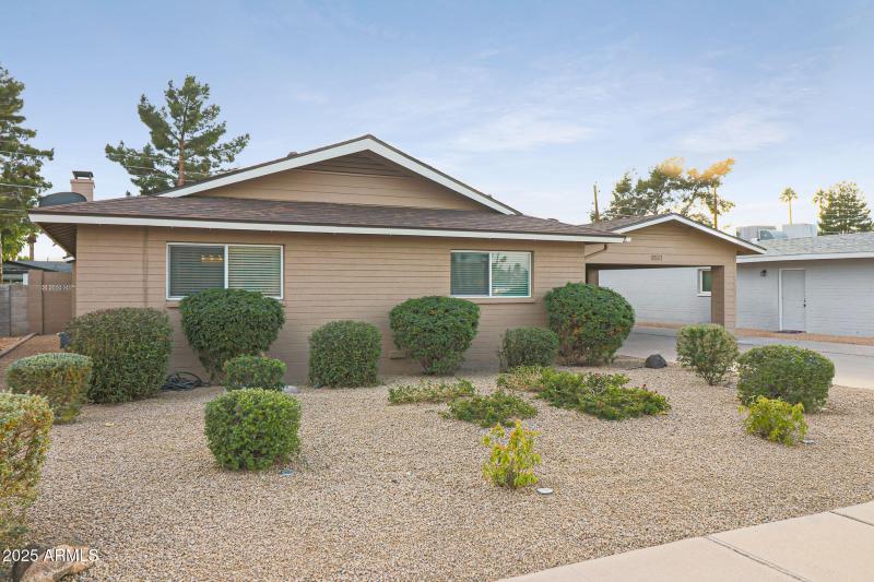 FRONT W:NO GARBAGE CANS