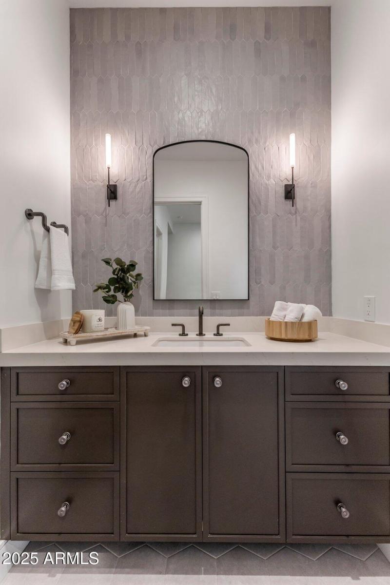 Secondary en suite bathroom