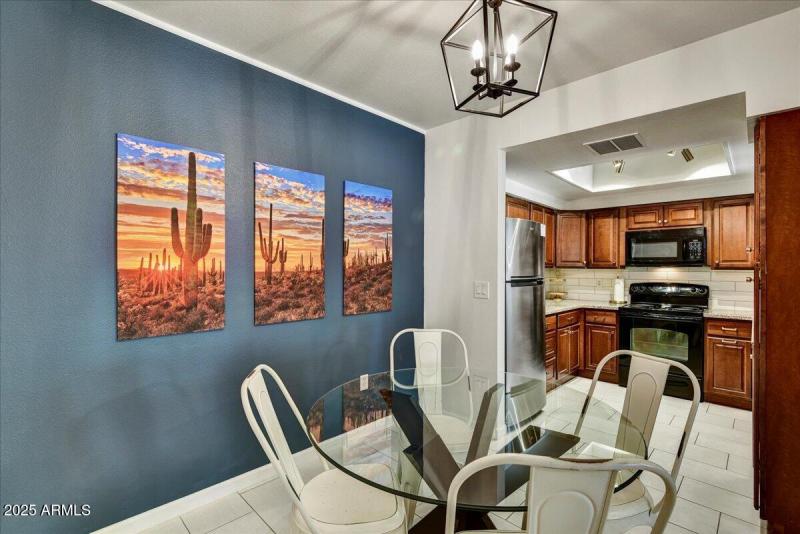 07-Dining to Kitchen