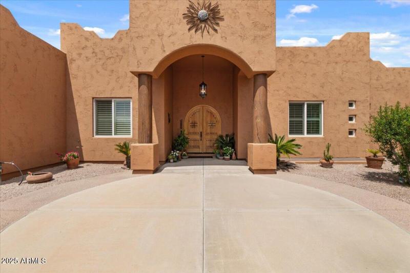 Gorgeous territorial