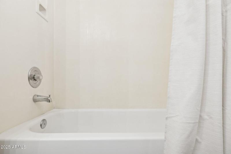 29-web-or-mls-28814-n-45th-st