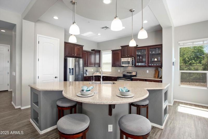 HUGE ISLAND/BREAKFAST BAR