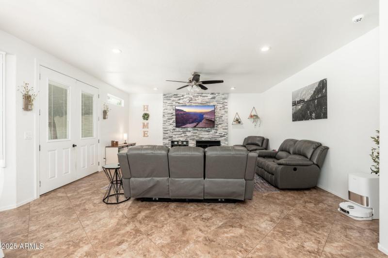 13 W Silverwood Dr - 16