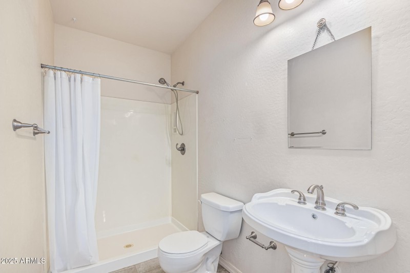 Upstairs ensuite bathroom