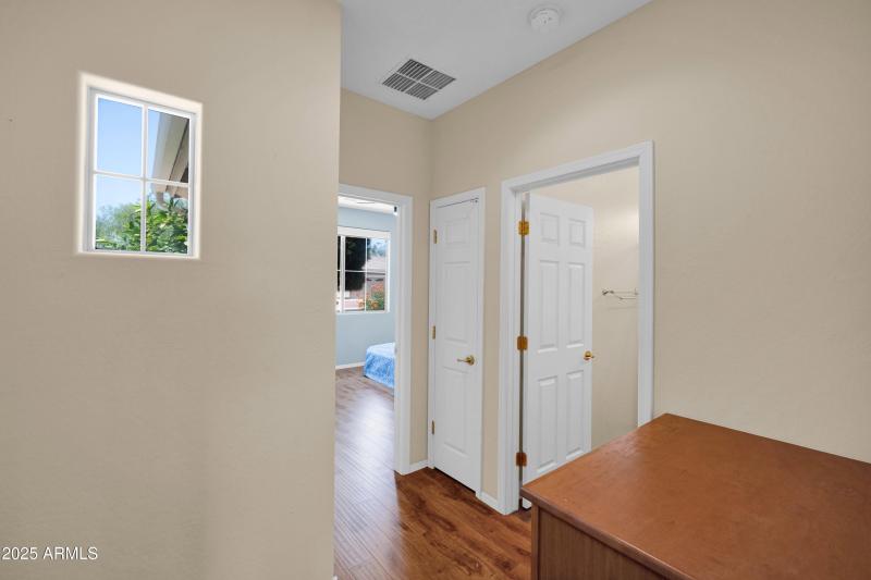 42485 Abbey - 20Hallway