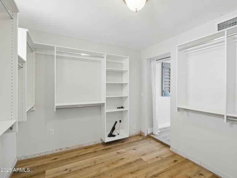 na 67 2nd m large walk in 6-25