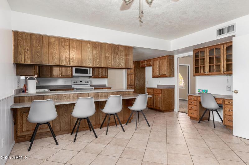 Large Breakfast Bar at Kitchen