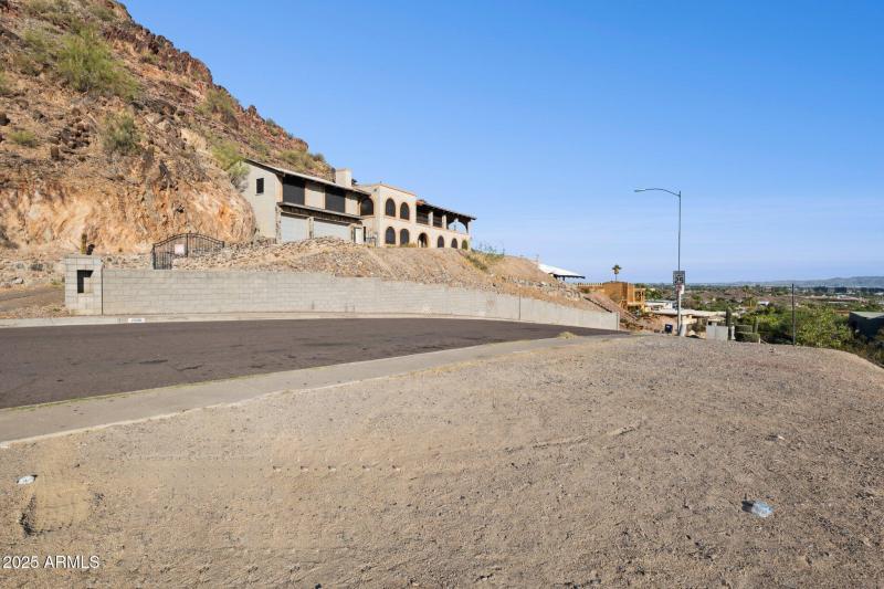 5-web-or-mls-7040-north-23rd-pl