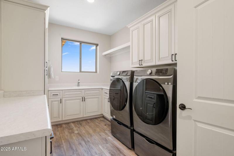 29-Laundry Room (2)