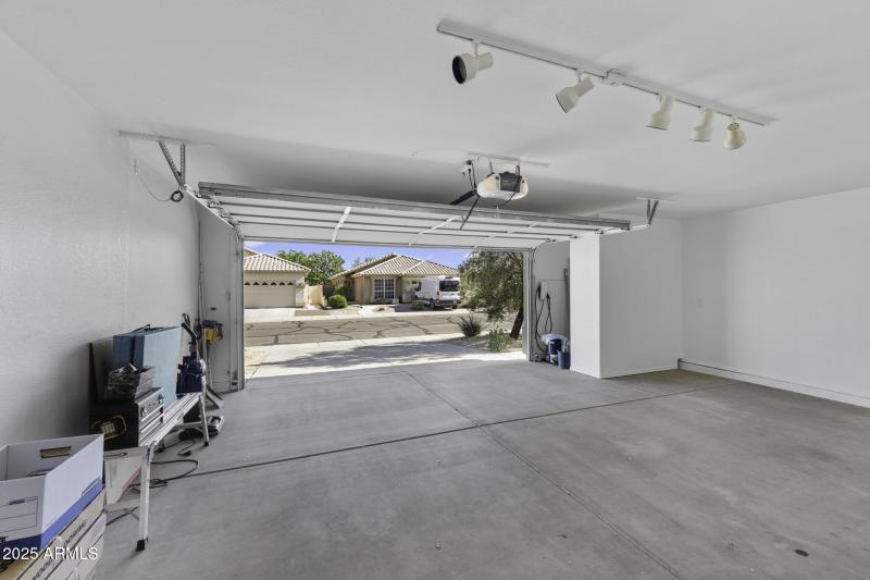 4530 E Desert Wind Dr-14