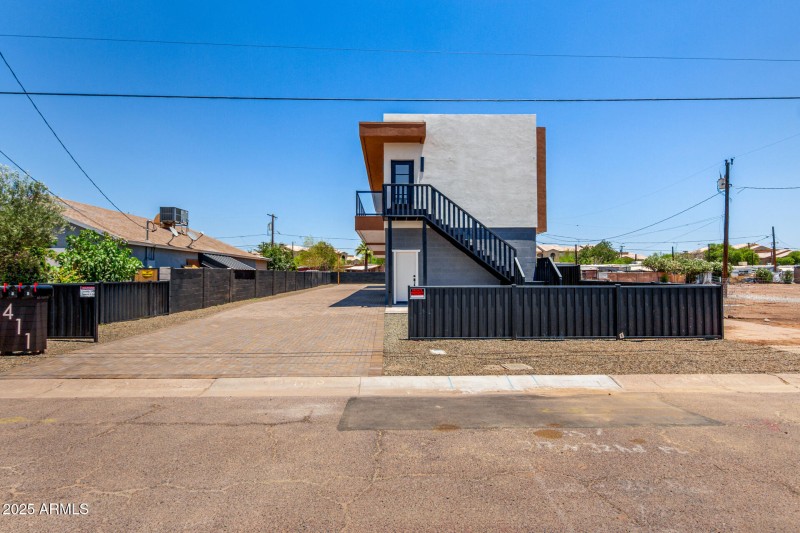 411 N 32nd PL