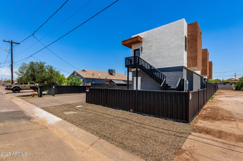 411 N 32nd PL