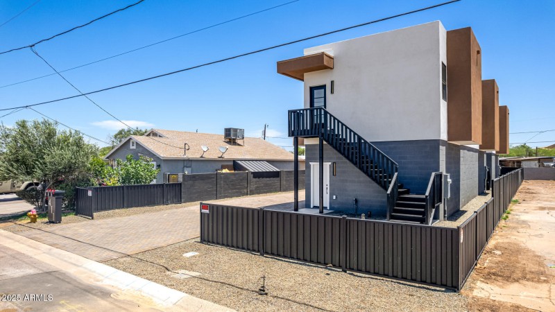 411 N 32nd PL