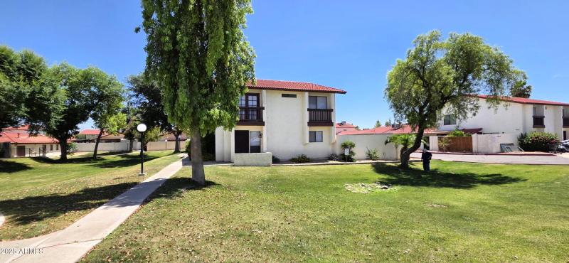 Front & Side Yard (8)