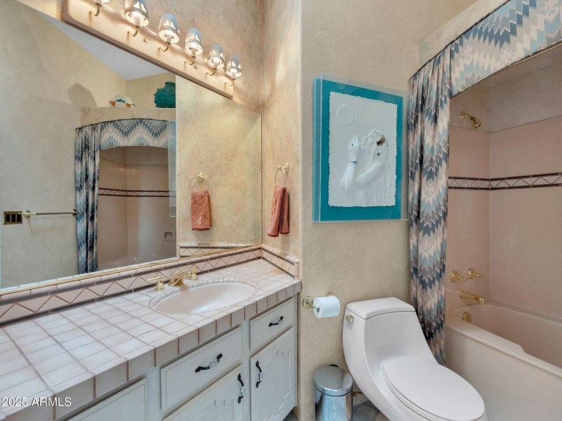 031_Main level 2nd suite bath