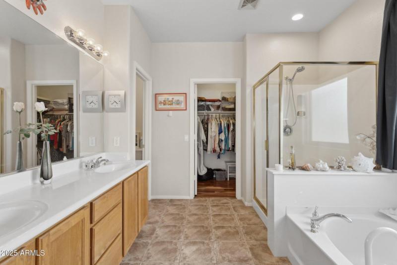Primary Bath w/Walk-in Closet