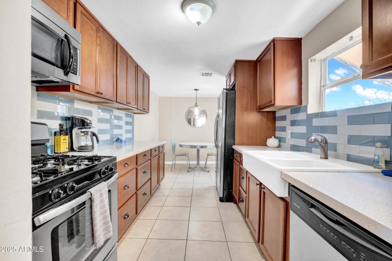 17-custom-712 E Pierce St-17