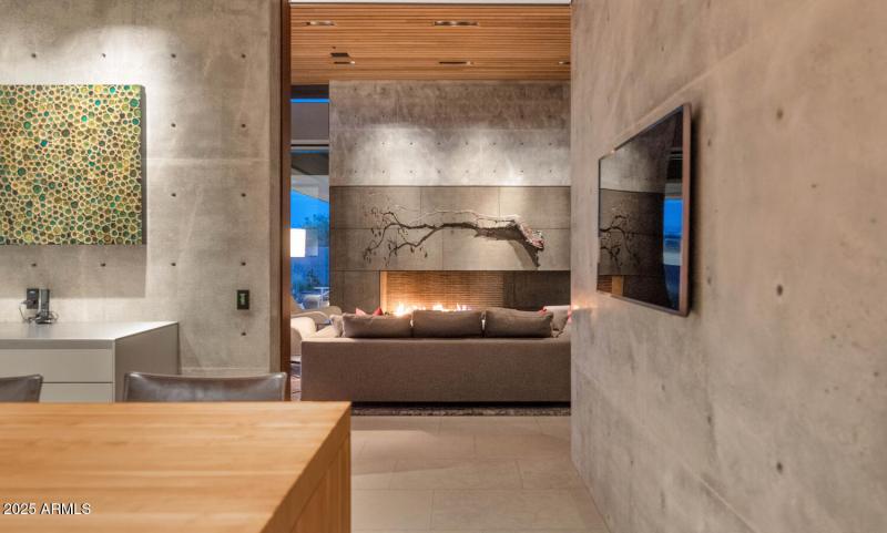 4446 E Mockingbird Ln-large-023-058-4446