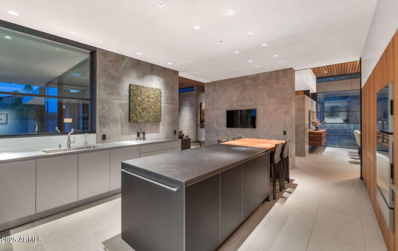 4446 E Mockingbird Ln-large-024-043-4446