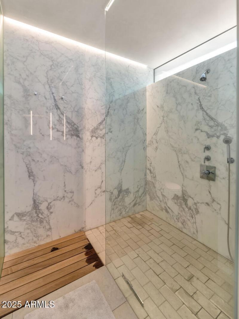 4446 E Mockingbird Ln-large-041-045-4446