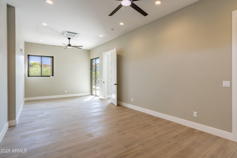 PLUS ROOM