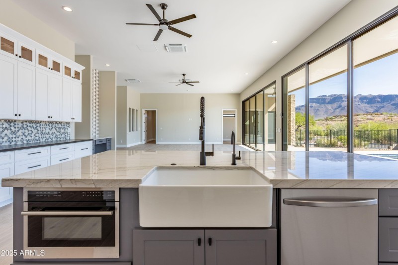 KITCHEN GREAT ROON OPEN FLOOR PLAN