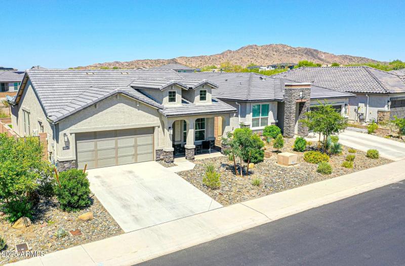 Close to shopping and the resident club