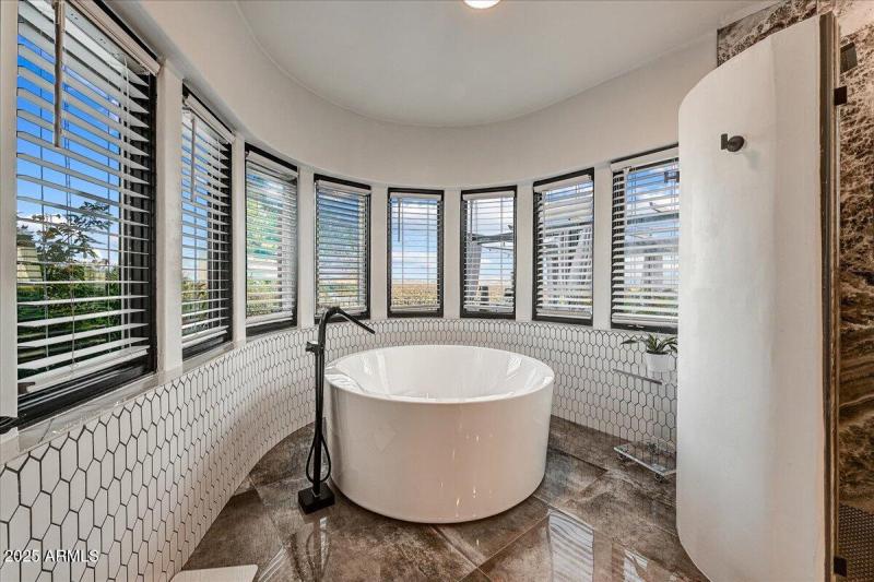 Spa-Inspired Owner’s Bath