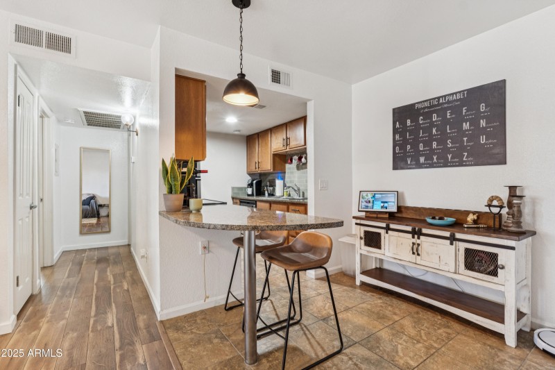 Kitchen : Brkfst Bar 02