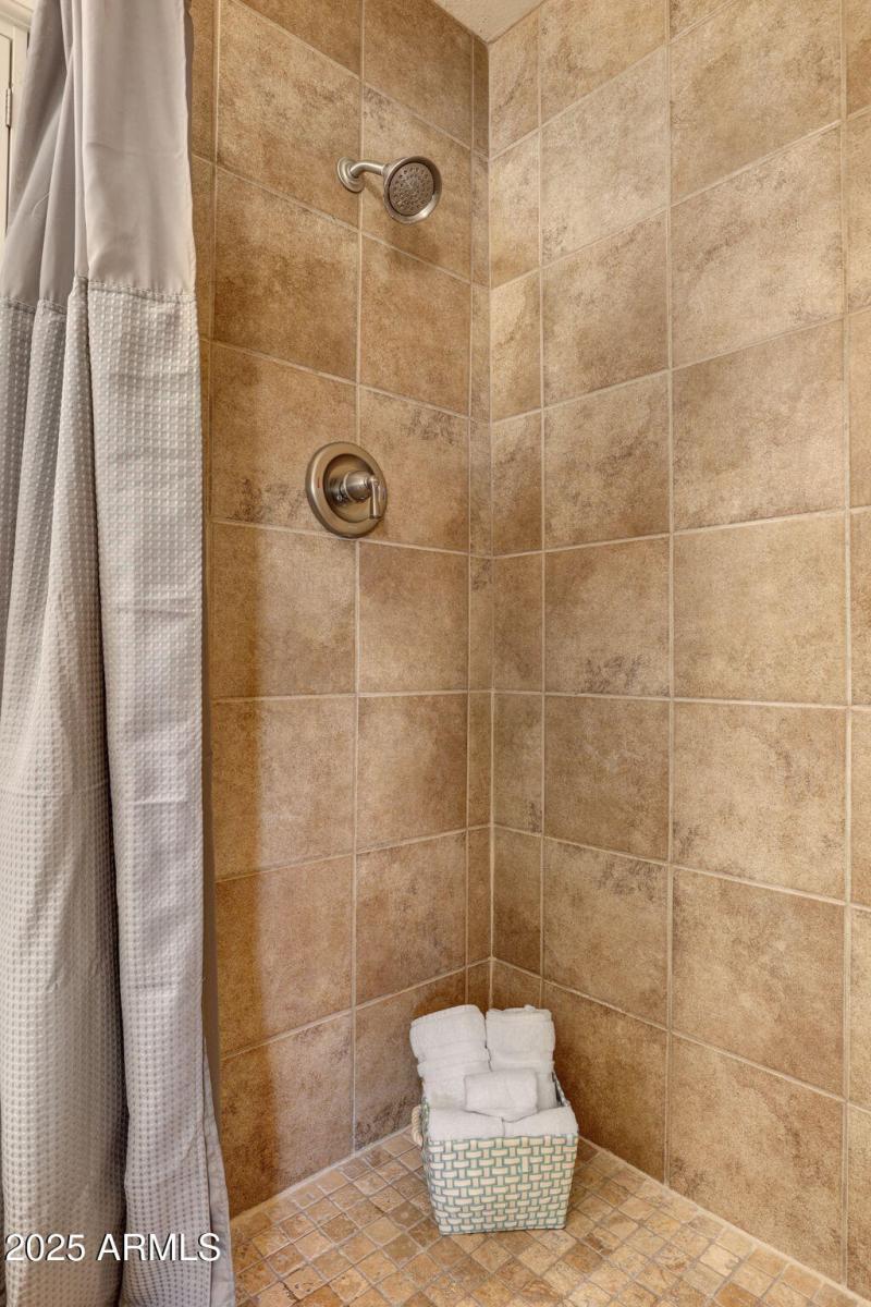 26-web-or-mls-6833-e-osborn-rd-e