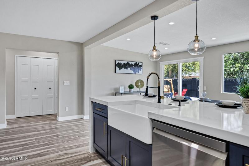 2509 E Meadowbrook Ave-13