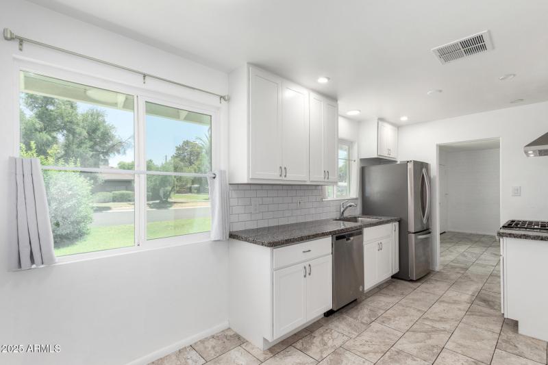 Breakfast Area & Kitchen