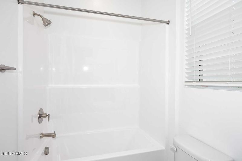 2nd Bedroom-Ensuite Tub