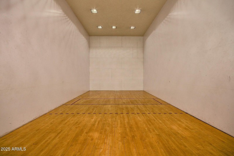 THE LAKES - 2 INDOOR COURTS