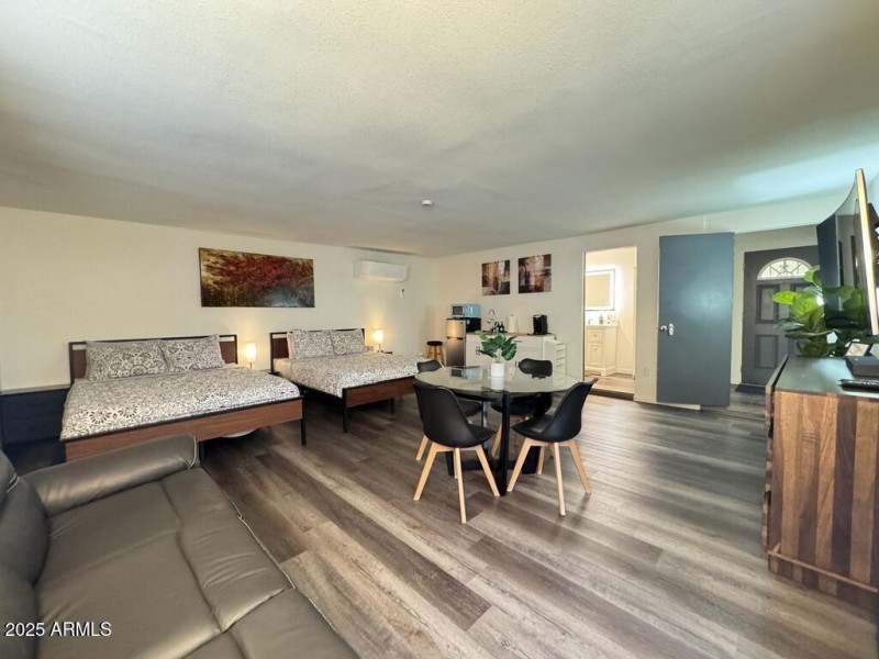 DA19C3F1-017E-442A-BB93-DB4BE4091B58_1_1