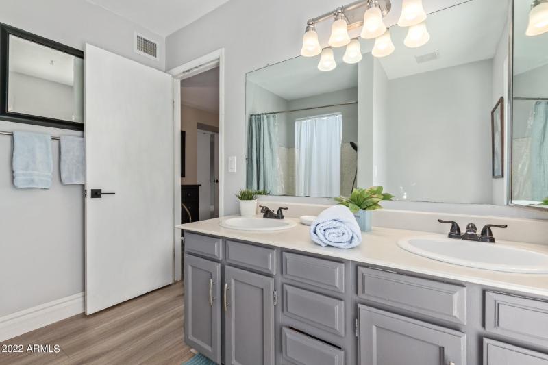 5337 E Gelding Master Bath View 2