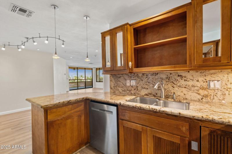 GRANITE COUNTER & BACKSPLASH