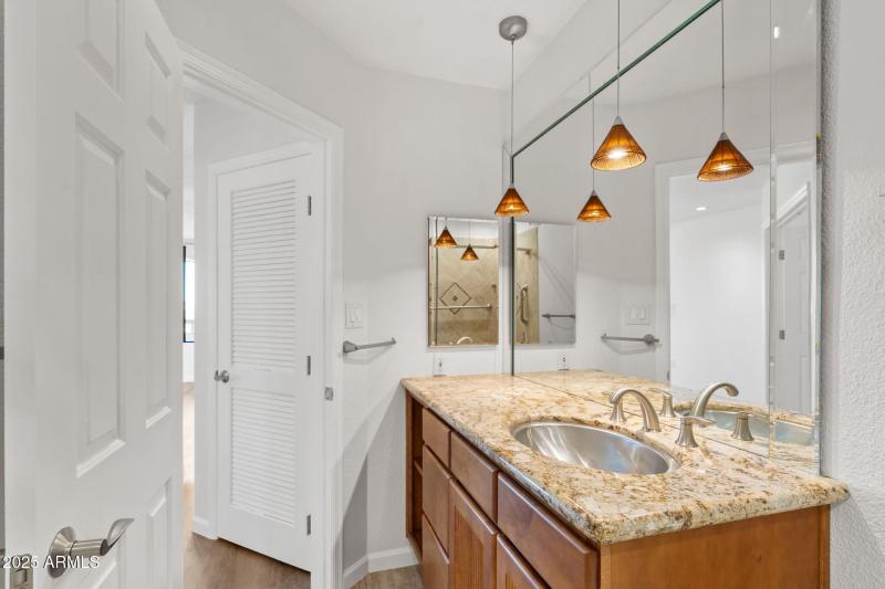 GRANITE COUNTERS/PENDANT LIGHTS