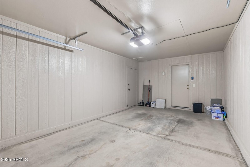 Garage w/access to home & patio