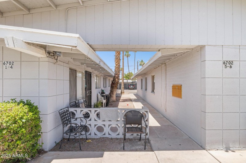 FRONT BREEZEWAY
